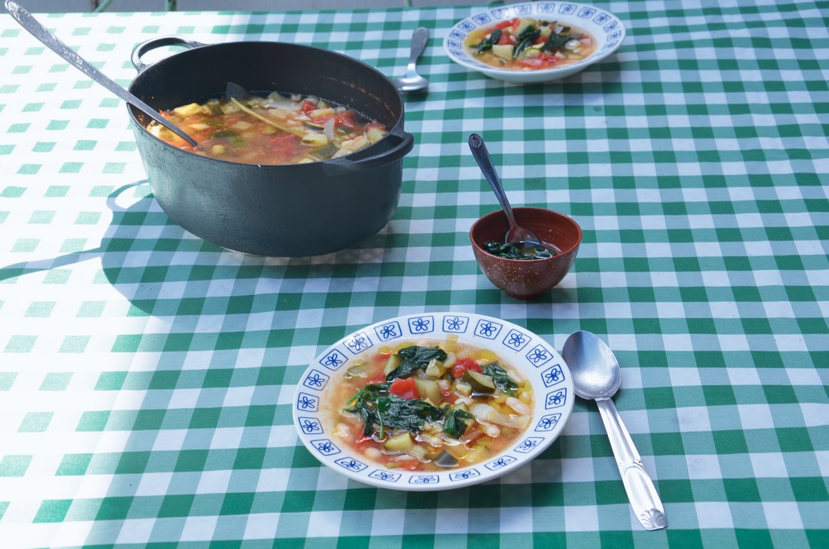 Minestrone de légumes maison, table d'hôtes vegan Aveyron